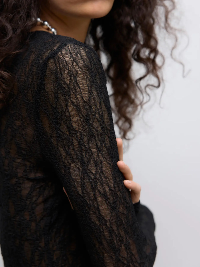 AWTESSY LS O-NECK LACE TOP